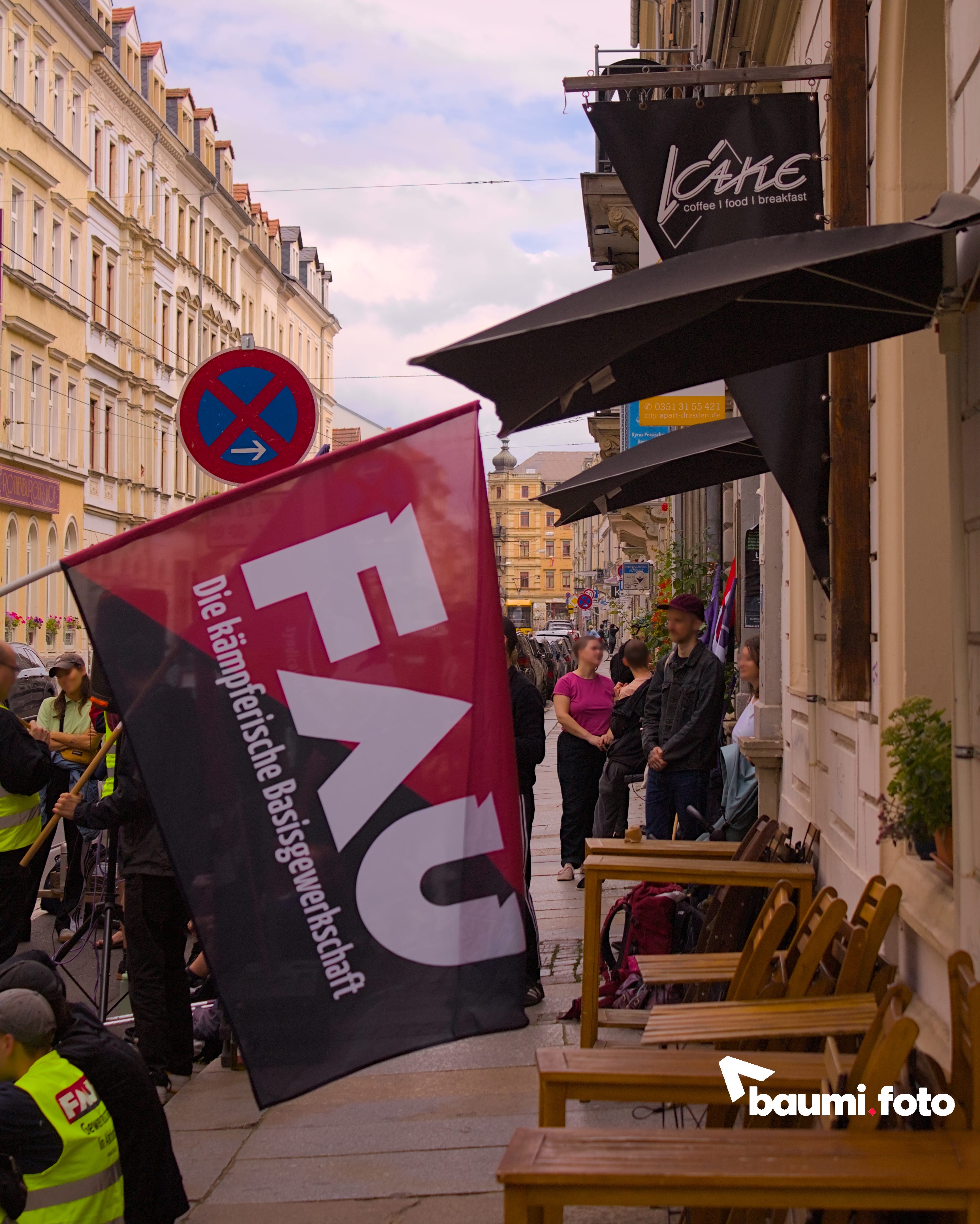 Ein verlinkter Instagram Beitrag, der zu meiner Fotostrecke über den Arbeitskampf der Freien Arbeiter*innen Union in Dresden gegen das Café V-Cake führt.